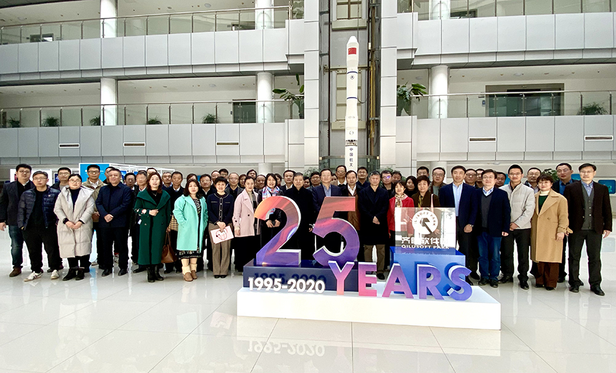 long8唯一官网登录网董事长古欣（一排右三）与参观代表合影留念